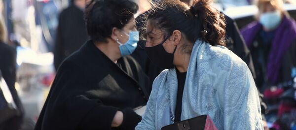 Эпидемия коронавируса. Прохожие в защитных масках - Sputnik Грузия