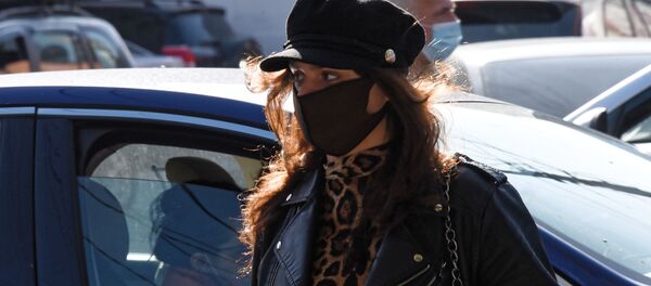 Эпидемия коронавируса. Прохожие в защитных масках - Sputnik Грузия