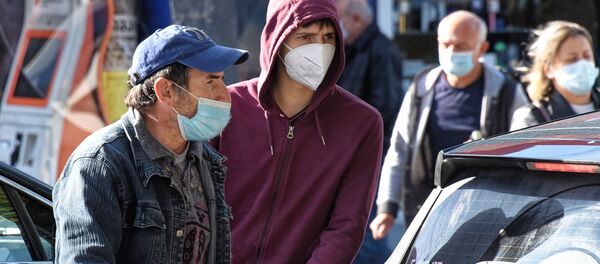 Эпидемия коронавируса. Прохожие в защитных масках - Sputnik Грузия