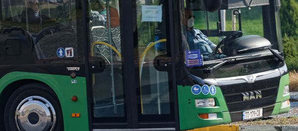 Эпидемия коронавируса. Водитель автобуса в защитной маске Эпидемия коронавируса. Водитель автобуса в защитной маске - Sputnik Грузия