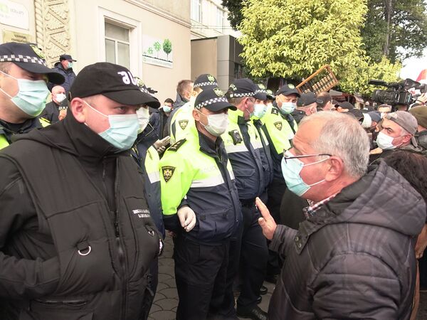 Нередко возникают споры и стычки между митингующими и полицией - Sputnik Грузия