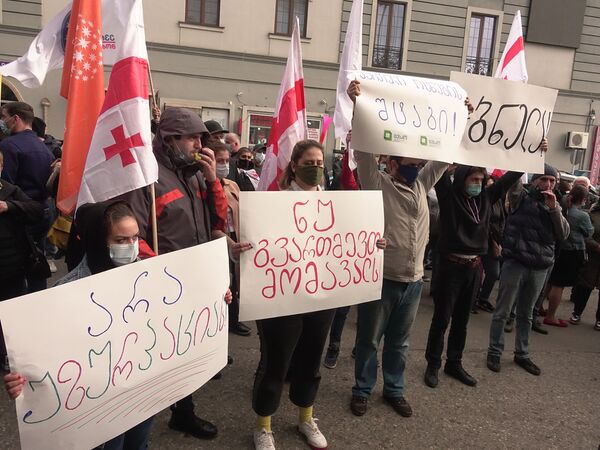Сюда активисты оппозиции приходят с многочисленными плакатами - Sputnik Грузия