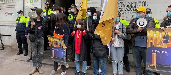 Акция протеста оппозиции у здания окружной избирательной комиссии в районе Сабуртало 11 ноября 2020 года - Sputnik Грузия