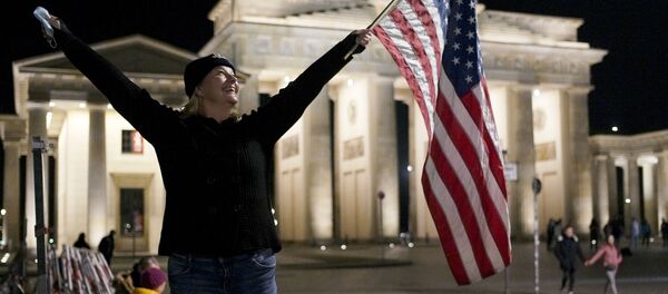 Празднование победы Джо Байдена на площади перед  Бранденбургскими воротам в Берлине - Sputnik Грузия