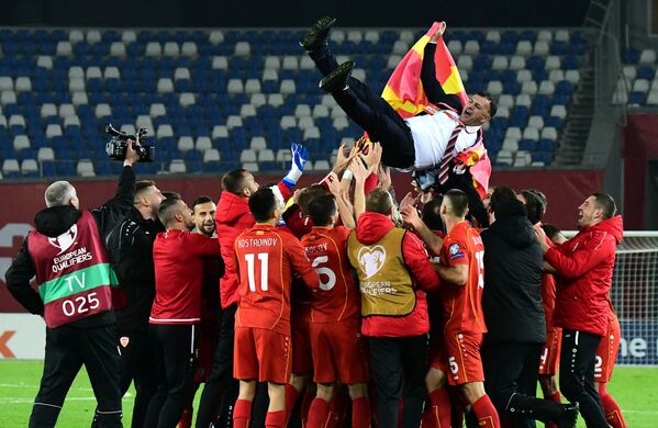 Зато македонцы буквально на руках несли тренера своей сборной Игора Ангеловского - Sputnik Грузия