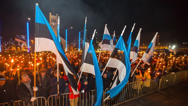 Люди на площади Свободы во время факельного шествия, организованного Консервативной народной партией (EKRE) в Таллине - Sputnik Грузия