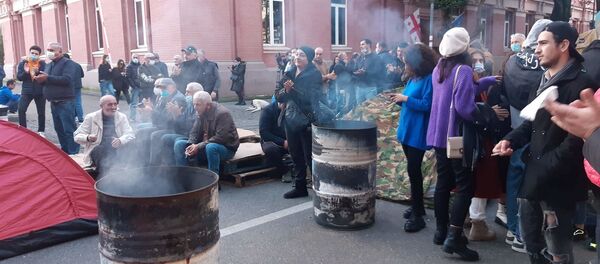 Оппозиция продолжает протестовать в Батуми - акция у здания правительства Аджарии 13 ноября 2020 года - Sputnik Грузия