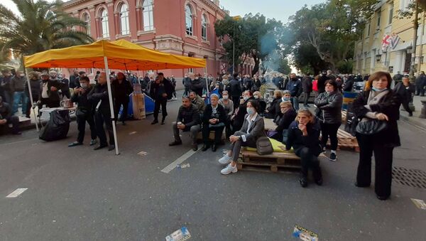 Оппозиция продолжает протестовать в Батуми - акция у здания правительства Аджарии 13 ноября 2020 года - Sputnik Грузия