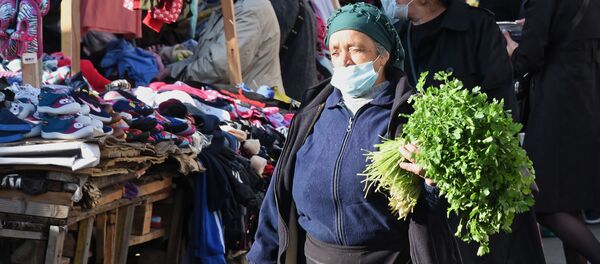Эпидемия коронавируса. Торговцы на рынке в масках - Sputnik Грузия