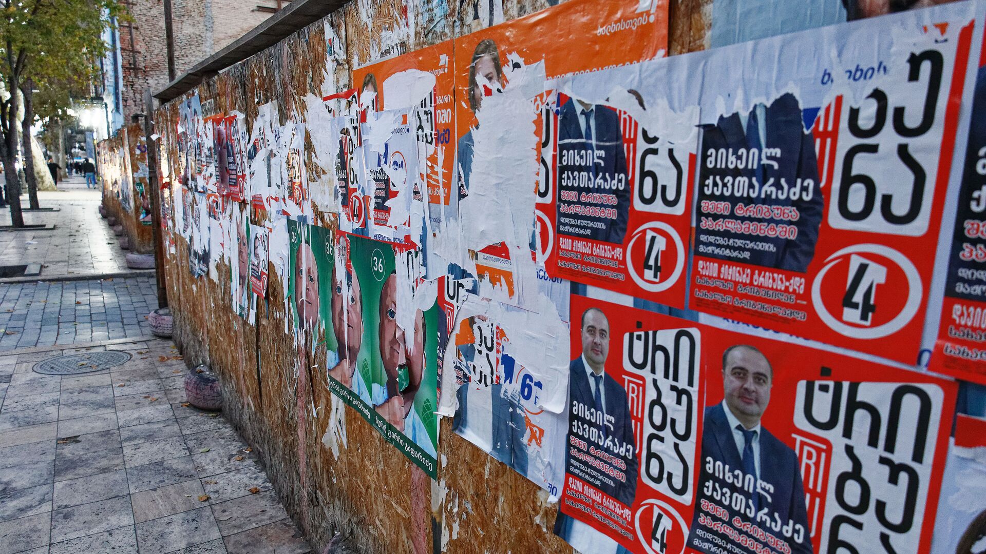 Оборванные плакаты - предвыборная реклама, расклеенная на заборах - Sputnik Грузия, 1920, 21.07.2021
