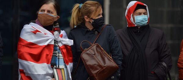 Акция протеста оппозиции 14 ноября 2020 года - женщины и мужчина в масках - Sputnik Грузия