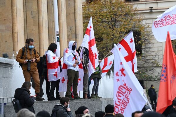 Но теперь даже протесты без масок не обходятся - Sputnik Грузия