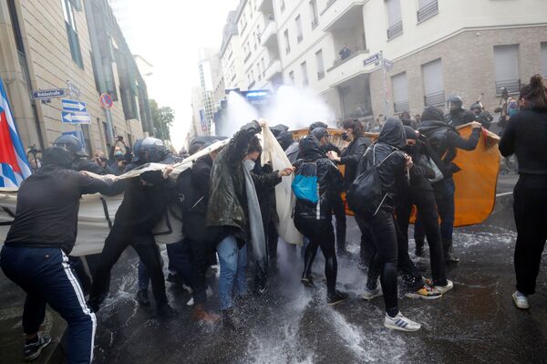 Во Франкфурте прошла акция из-за COVID-ограничений: полиция применила водометы - Sputnik Грузия