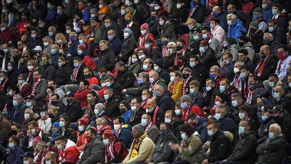 Пандемия коронавируса COVID 19 - болельщики в масках на стадионе в Зальцбурге, Австрия - Sputnik Грузия