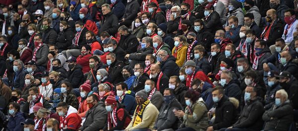 Пандемия коронавируса COVID 19 - болельщики в масках на стадионе в Зальцбурге, Австрия - Sputnik Грузия