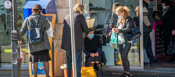 Кутаиси - эпидемия коронавируса. Покупатели у магазинов в масках - Sputnik Грузия