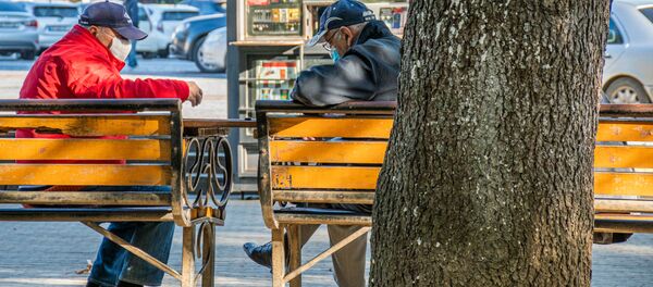 Кутаиси - эпидемия коронавируса. Прохожие на улицах в масках - Sputnik Грузия