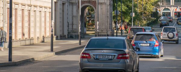 Виды города Кутаиси - движение по улицам в центре города в солнечный день - Sputnik Грузия
