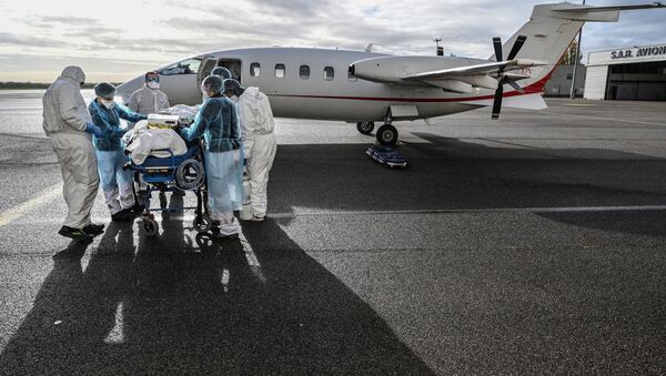 Пандемия коронавируса COVID 19 - погрузка пациента в медицинский самолет, Лион, Франция - Sputnik Грузия