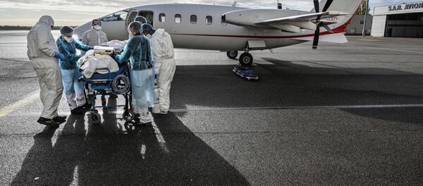 Пандемия коронавируса COVID 19 - погрузка пациента в медицинский самолет, Лион, Франция - Sputnik Грузия