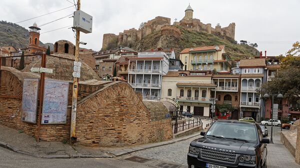 Тбилиси - район Абанотубани, серные бани. Городская архитектура. Вид на крепость Нарикала - Sputnik Грузия