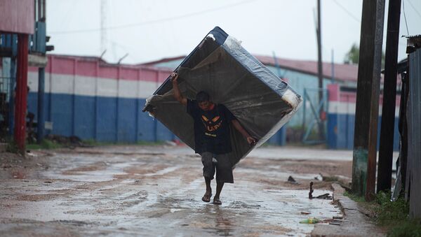Мужчина с матрасом на одной из улиц Пуэрто-Кабесас в Никарагуа направляется в убежище, спасаясь от надвигающегося урагана Йота - Sputnik Грузия