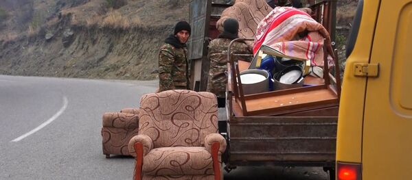 Нагорный Карабах: как Россия помогает беженцам - видео - Sputnik Грузия