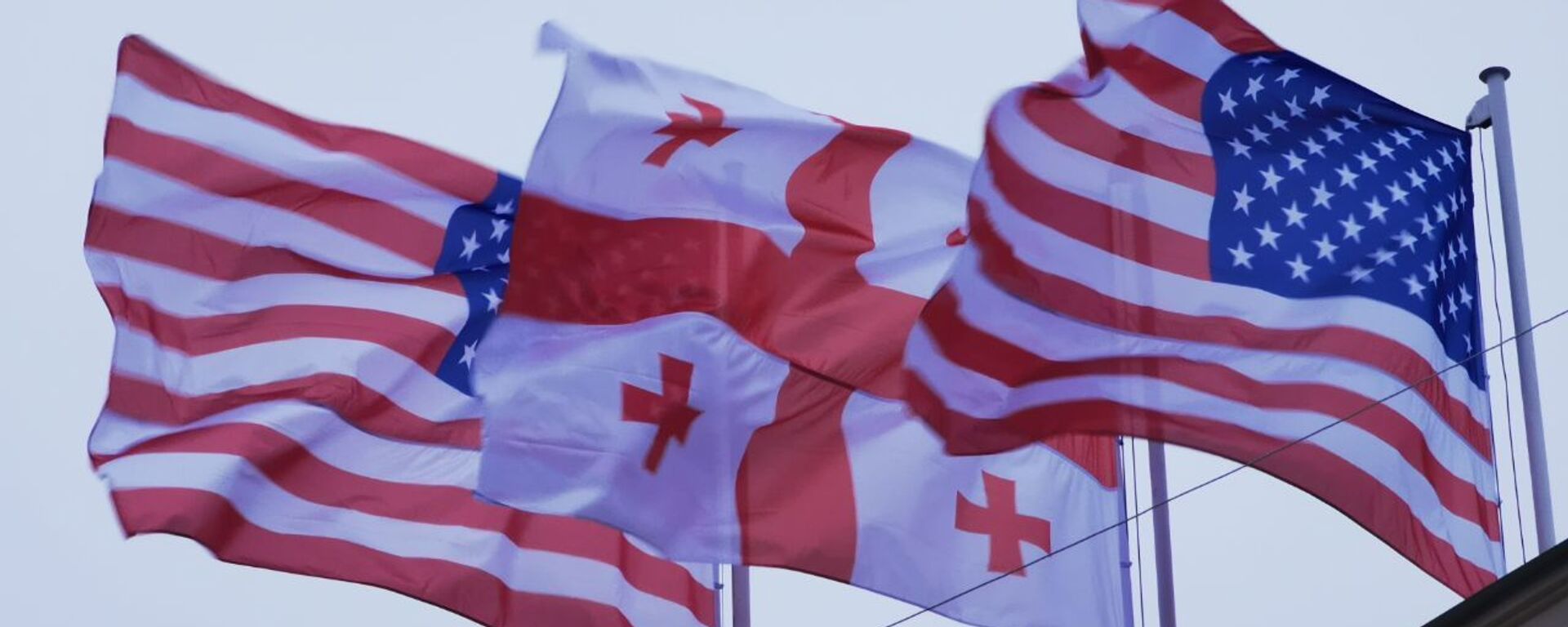 Флаги США и Грузии во время визита Помпео в тбилисском аэропорту - Sputnik Грузия, 1920, 30.06.2022