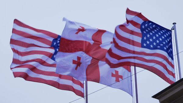 Флаги США и Грузии во время визита Помпео в тбилисском аэропорту - Sputnik Грузия
