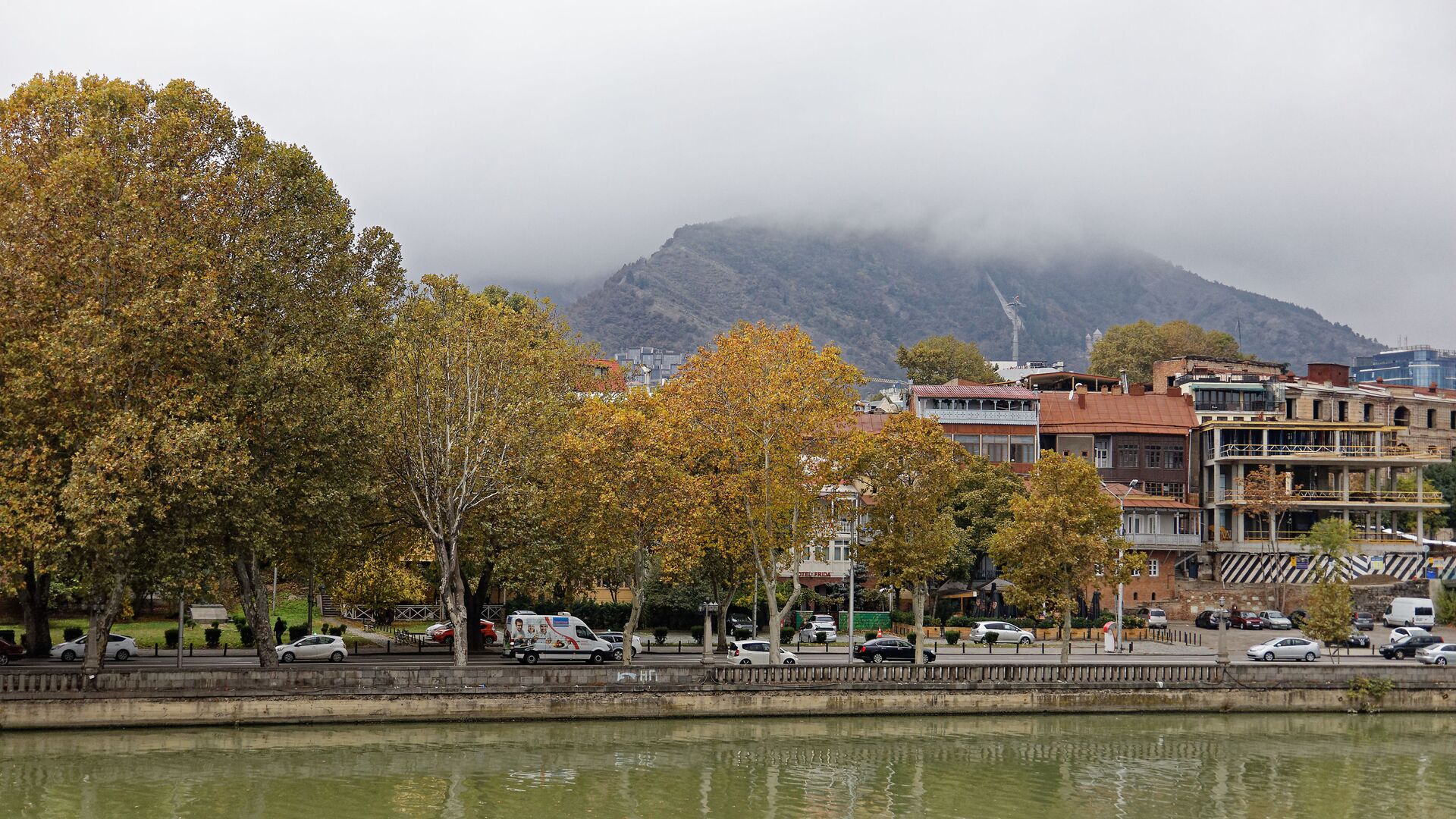 Туман и пасмурная погода осенью в Тбилиси - ноябрь - Sputnik Грузия, 1920, 07.05.2022
