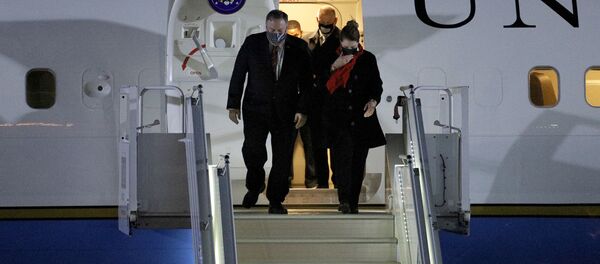 Майк Помпео прибыл в столицу Грузии - встреча в тбилисском аэропорту Майк Помпео прибыл в столицу Грузии - встреча в тбилисском аэропорту - Sputnik Грузия