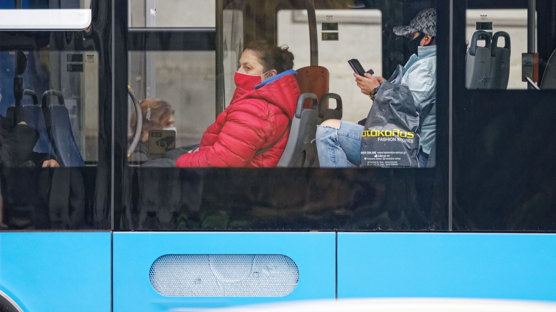 Эпидемия коронавируса - пассажиры в масках в автобусе - Sputnik Грузия, 1920, 23.12.2021