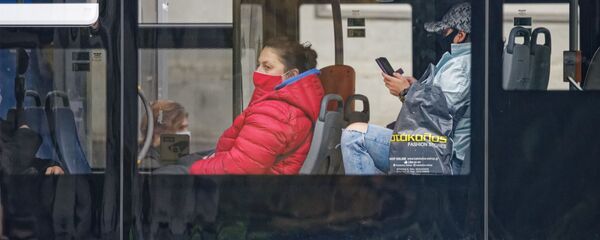 Эпидемия коронавируса - пассажиры в масках в автобусе - Sputnik Грузия