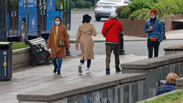 Эпидемия коронавируса - прохожие на улице в масках - Sputnik Грузия
