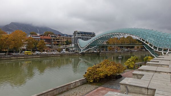 Вид на столицу Грузии - пасмурная погода, Мост Мира, ноябрь - Sputnik Грузия