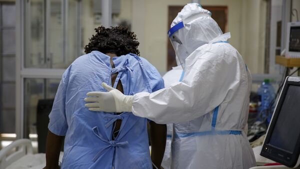 Пандемия коронавируса COVID - 19 - медики оказывают помощь пациентам, Найроби, Кения - Sputnik Грузия