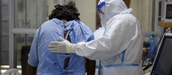 მედიკოსი ეხმარება პაციენტს მედიკოსი ეხმარება პაციენტს - Sputnik საქართველო