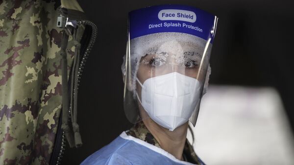 Пандемия коронавируса COVID 19 - медик в лицевом щитке и маске, Милан, Италия - Sputnik Грузия