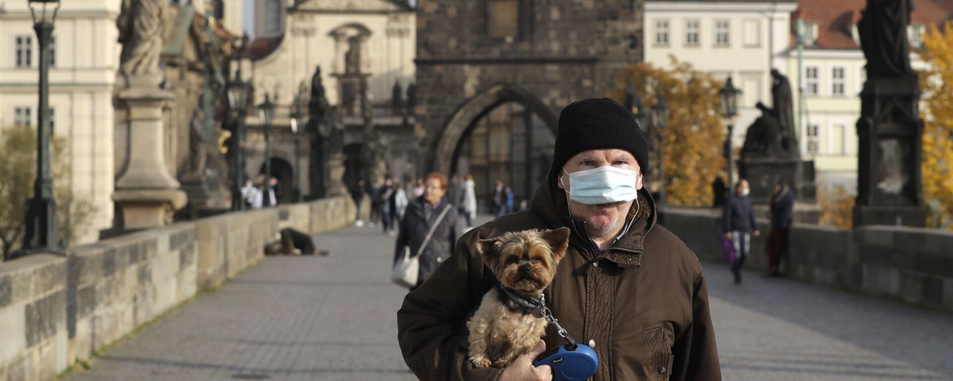 Пандемия коронавируса COVID 19 - мужчина в маске на Карловом мосту в Праге, Чехия - Sputnik Грузия, 1920, 21.03.2021