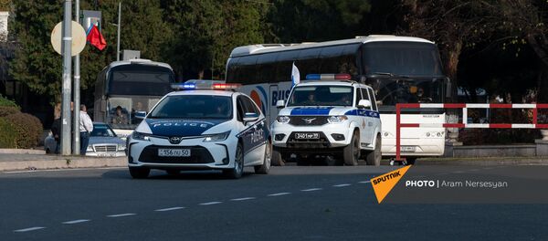 Беженцы из Карабаха прибывают из Армении в Степанакерт (17 ноября 2020). Карабах - Sputnik Грузия