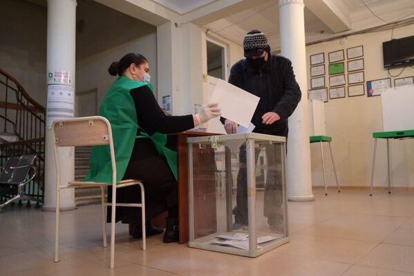 По данным ЦИК Грузии на 12:00, явка избирателей составляла всего 8,29% - Sputnik Грузия
