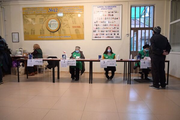 Второй тур выборов в субботу проходит во всех восьми округах в Тбилиси - Sputnik Грузия