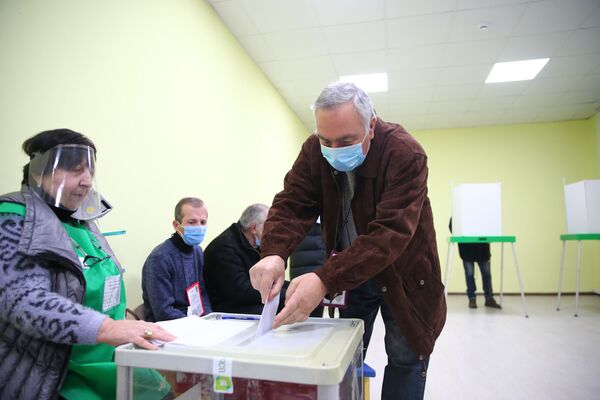 С утра явка избирателей была невысокой, очередей у участков нигде не было - Sputnik Грузия