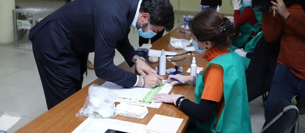 Каха Каладзе принимает участие в голосовании в ходе второго тура выборов - Sputnik Грузия