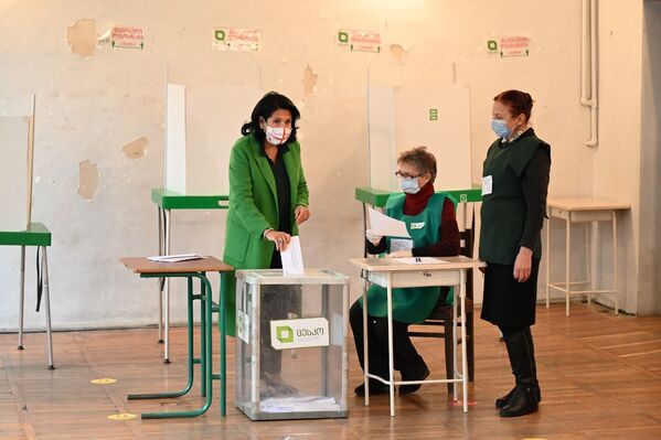 В голосовании приняла участие президент Грузии Саломе Зурабишвили. Она заявила, что надеется, что парламент десятого созыва будет многопартийным, приступит к работе и его деятельность будет эффективной - Sputnik Грузия