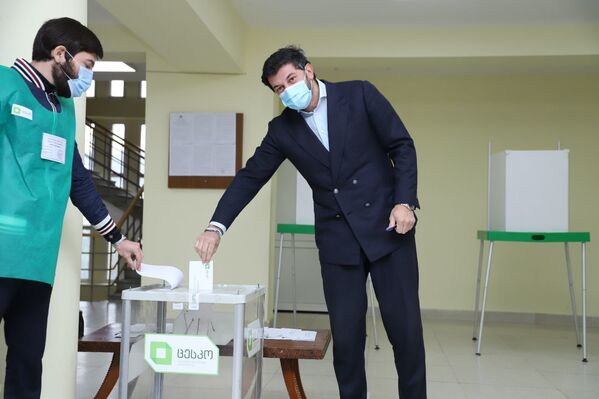 Каха Каладзе также принял участие в голосовании на участке в районе Сабуртало. Я проголосовал за мир, стабильность, экономическое развитие и успешную Грузию, что очень важно и нужно нашей стране, – заявил Каладзе - Sputnik Грузия