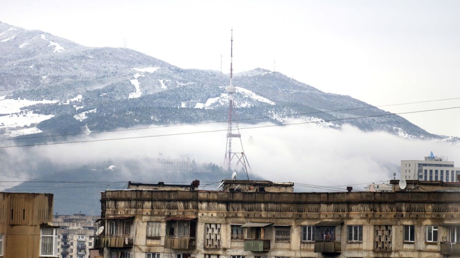 Вид на город Тбилиси - снег выпал в ноябре, холодная погода и пасмурно - Sputnik Грузия, 1920, 13.04.2022
