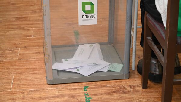 Парламентские выборы в Грузии - второй тур. 21 ноября 2020 года -  урна и бюллетени - Sputnik Грузия