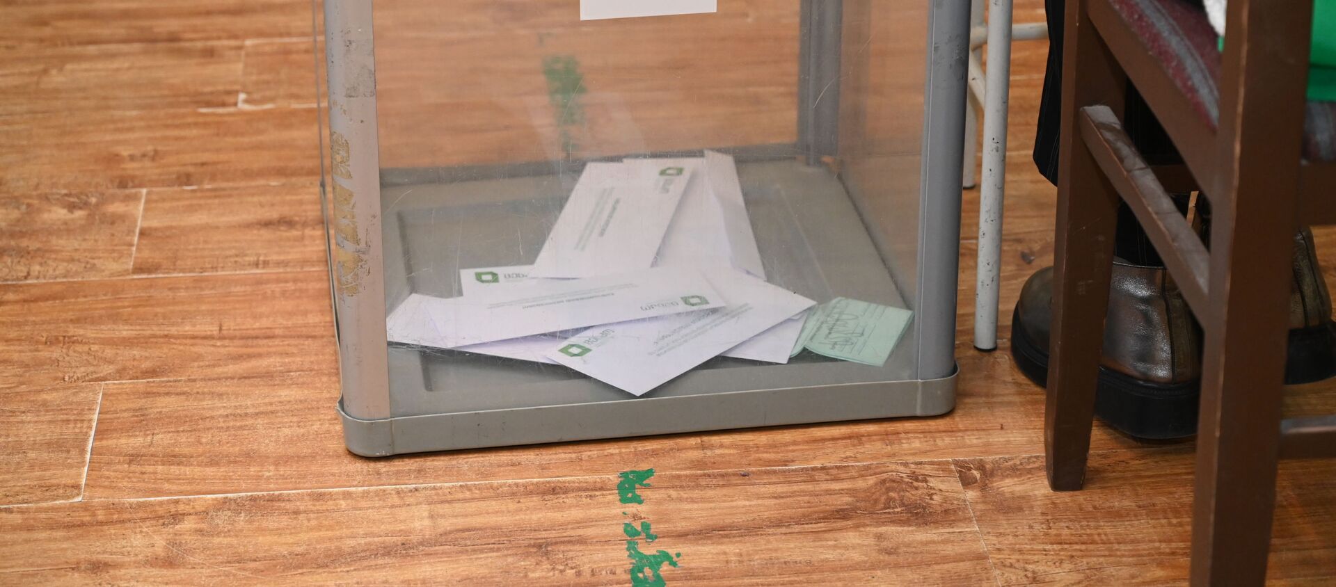 Парламентские выборы в Грузии - второй тур. 21 ноября 2020 года -  урна и бюллетени - Sputnik Грузия, 1920, 28.05.2021