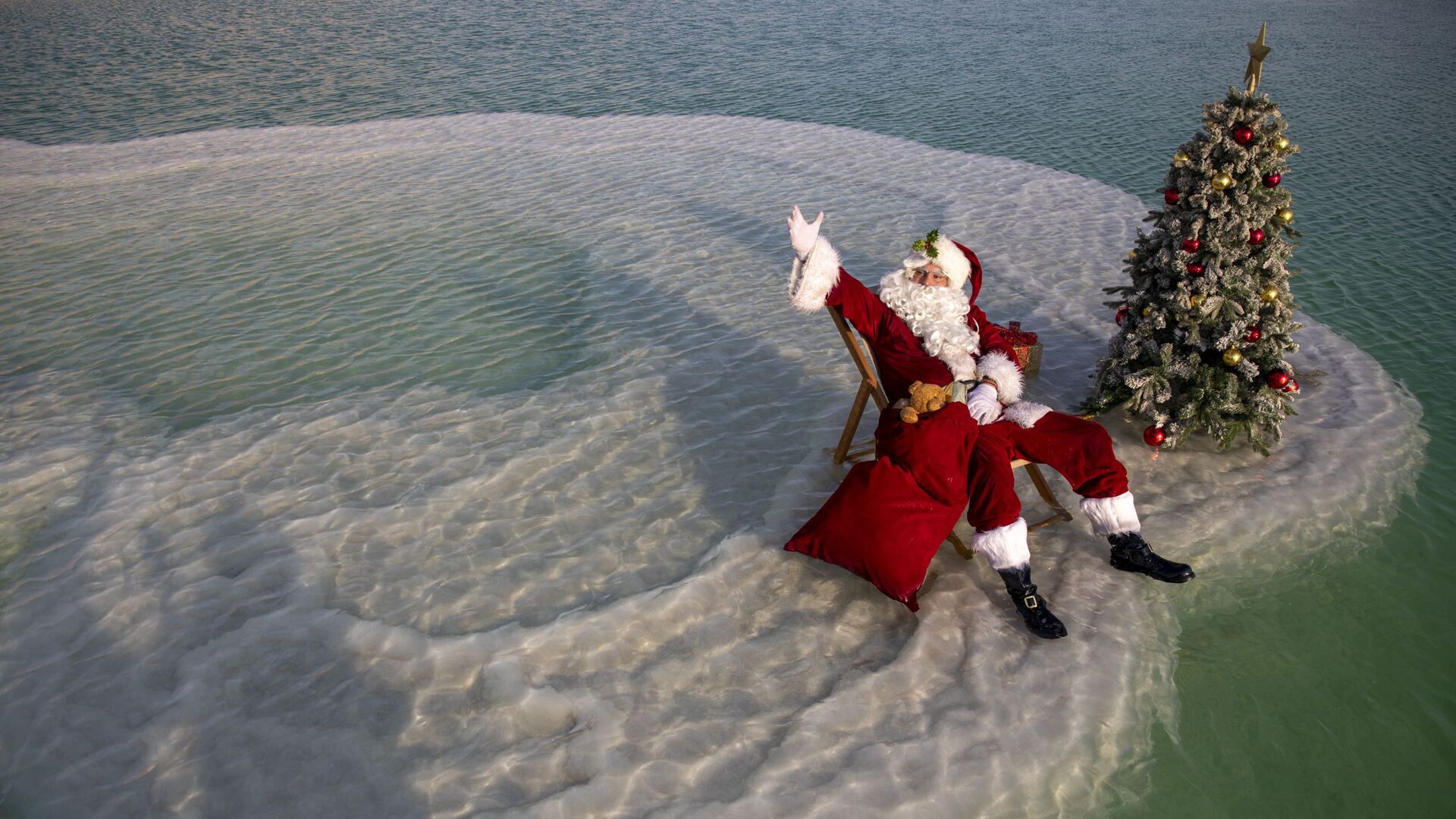 Санта-Клаус возле рождественской елки на Мертвом море - Sputnik Грузия, 1920, 25.12.2021